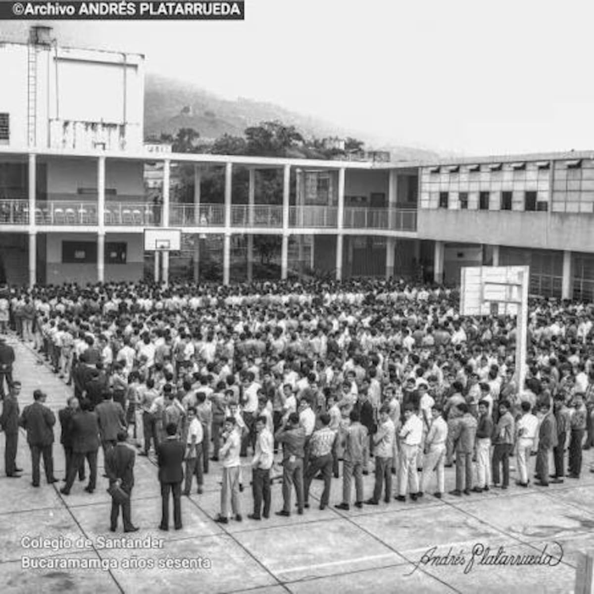 El 'glorioso' Colegio De Santander en la Bucaramanga de los años sesenta, en la lente del maestro Andrés Plararrueda. El registro gráfico da cuenta de la celebración de un acto conmemorativo en uno de los patios del plantel a finales de los años 60. (Archivo / VANGUARDIA)