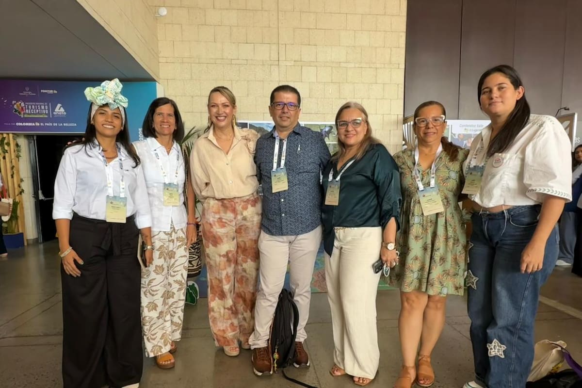 María Camila Flórez, directora (e) Capítulo Oriente de Anato; Marta Ujueta Suárez, veedora de Anato; Paula Córtes Calle, presidente ejecutiva de Anato; Edwin Echeverry, presidente del Capítulo Oriente de Anato; Mónica Vargas, gerente de la agencia Sol y Playa; Leonor Rodríguez Ardila, gerente comercial de Santander al Extremo y Laura Sarmiento, gerente de Baiatour Travel SAS. / Suministrada