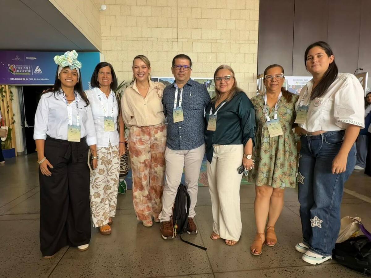 María Camila Flórez, directora (e) Capítulo Oriente de Anato; Marta Ujueta Suárez, veedora de Anato; Paula Córtes Calle, presidente ejecutiva de Anato; Edwin Echeverry, presidente del Capítulo Oriente de Anato; Mónica Vargas, gerente de la agencia Sol y Playa; Leonor Rodríguez Ardila, gerente comercial de Santander al Extremo y Laura Sarmiento, gerente de Baiatour Travel SAS. / Suministrada