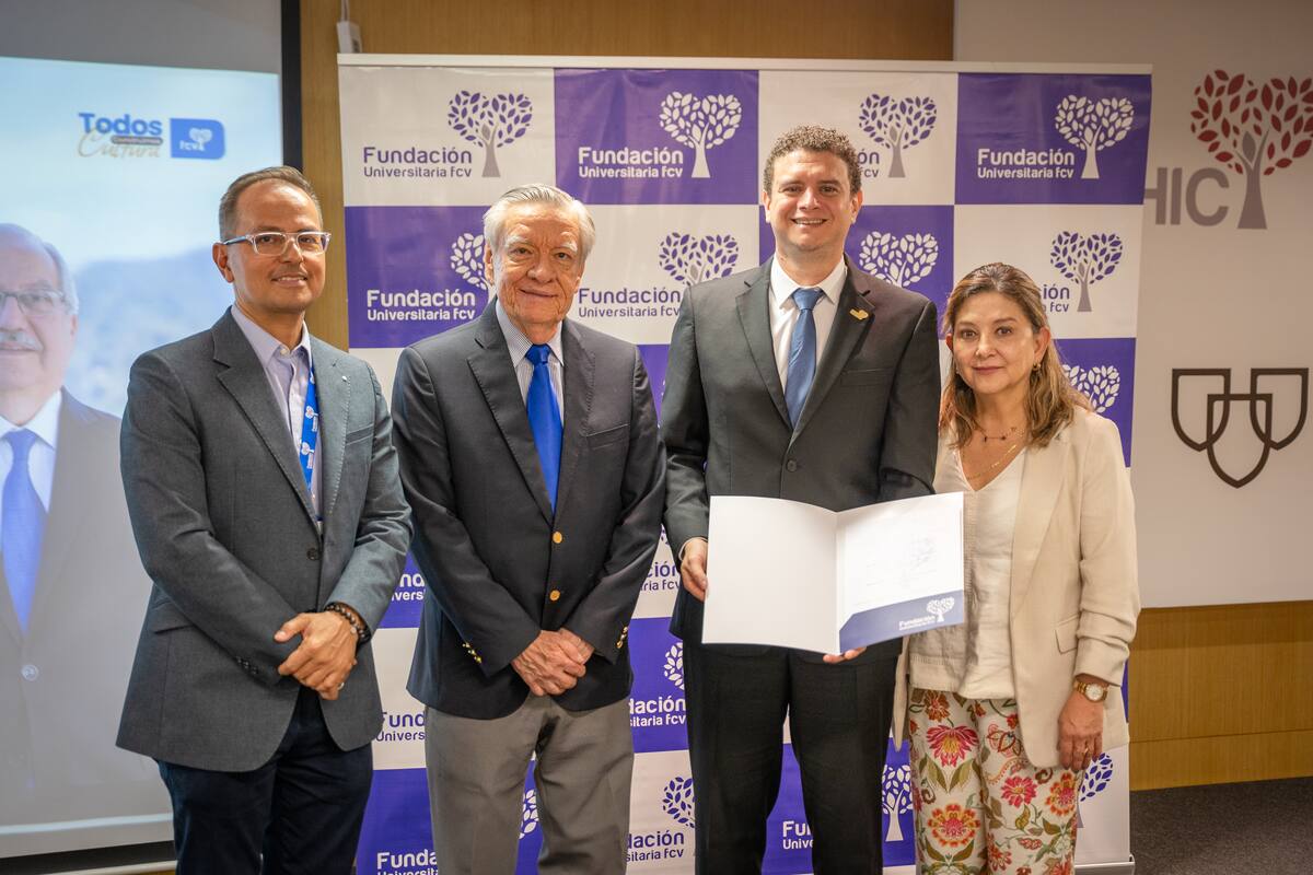 Dr. Cristian Eduardo Tarazona, cirujano Hepatopancreatobiliar y coordinador académico del programa Fellow; Dr. Jorge Gómez Duarte, rector Fundación Universitaria FCV; Dr. Luis Alberto Rojas Restrepo, médico especialista en Medicina Crítica y Cuidado Intensivo, primer graduado en Colombia como cirujano Hepatopancreatobiliar y Dra. Sonia Stella Ramírez Ribero, vicepresidente corporativo FCV. Foto suministrada/VANGUARDIA