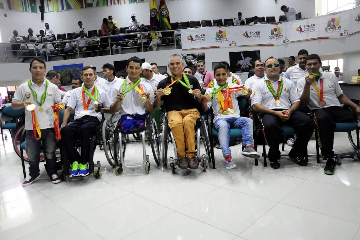 Los deportistas paralímpicos que dejaron en alto el nombre de Santander y de Colombia durante los Juegos Parapanamericanos de Toronto fueron exaltados ayer y recibieron la Orden ‘Ciudadano Meritorio’, en la categoría Custodio García Rovira. (Foto: Didier Niño / VANGUARDIA LIBERAL)
