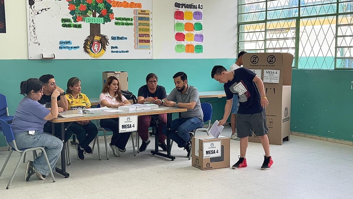 Los santandereanos ya están acercándose a los puesto de votación para la consulta abierta donde se definirá el precandidato presidencial del Pacto Histórico y el orden de las listas al Congreso que competirán en 2026. / Foto por Jaime Moreno