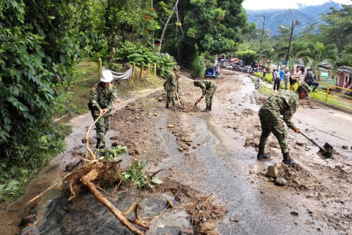 Algunas zonas en San Vicente que por la emergencia presentan desabastecimiento de agua están siendo atendidas con carrotanques. (Foto: Suministrada / VANGUARDIA LIBERAL)