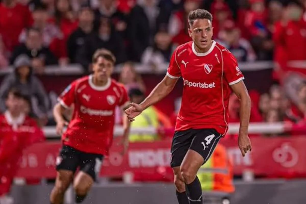 Santiago Arias fue víctima de un cabezazo de Ramiro Carrera durante los minutos finales del partido entre Lanús e Independiente. /(FOTO: Independiente