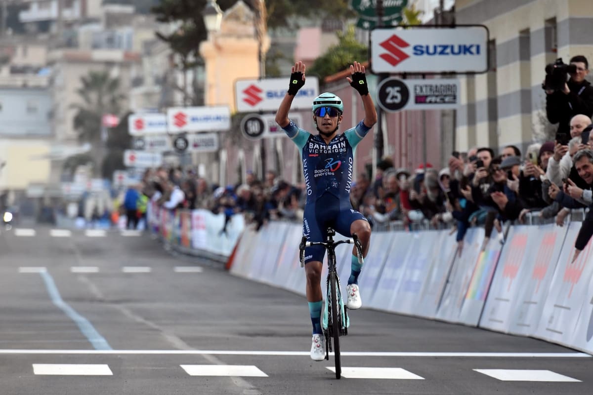 Santiago Buitrago ganó el Trofeo Laigueglia 2026: ataque brutal y triunfo histórico en Italia. Foto: @BHRVictorious