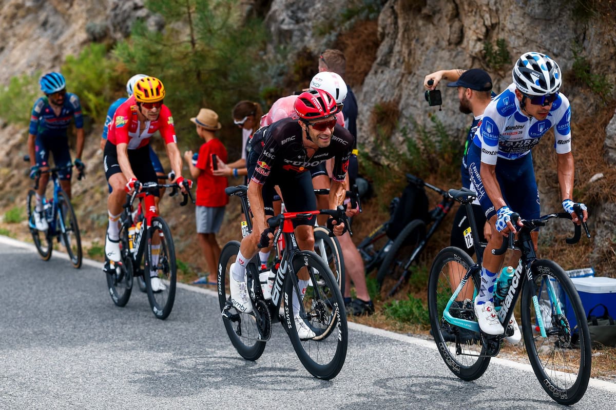 Santiago Buitrago resiste ante Wout van Aert y afianza el liderato de la montaña en La Vuelta a España 2026. Foto: Bahrain Victorious