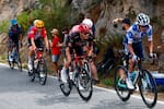 Santiago Buitrago resiste ante Wout van Aert y afianza el liderato de la montaña en La Vuelta a España 2026