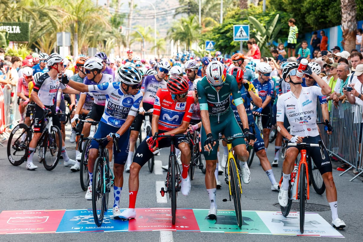 Santiago Buitrago resiste ante Wout van Aert y afianza el liderato de la montaña en La Vuelta a España 2026. Foto: Bahrain Victorious
