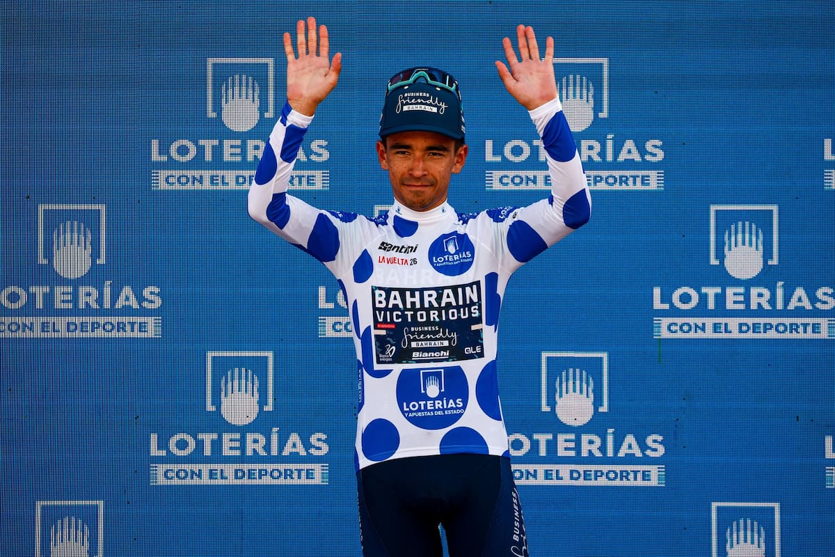 Santiago Buitrago resiste ante Wout van Aert y afianza el liderato de la montaña en La Vuelta a España 2026. Foto: Bahrain Victorious