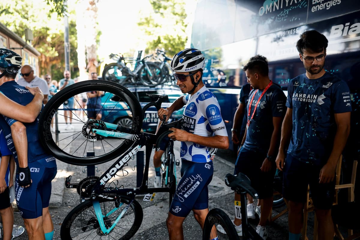 Santiago Buitrago resiste ante Wout van Aert y afianza el liderato de la montaña en La Vuelta a España 2026. Foto: Bahrain Victorious