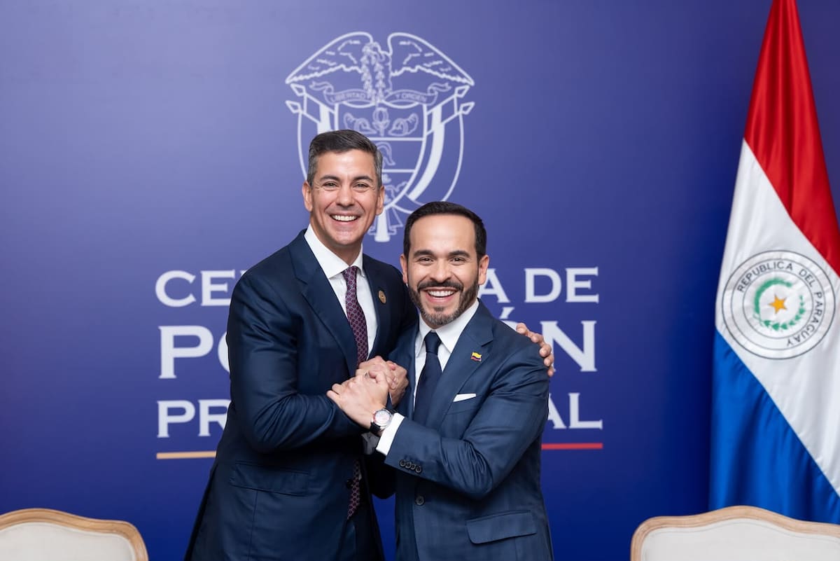En un excelente encuentro con el presidente electo de la hermana República de Colombia,
@ABDELAESPRIELLA
, dialogamos sobre el fortalecimiento de nuestras relaciones bilaterales. Durante la reunión priorizamos la cooperación en seguridad y la lucha conjunta contra el crimen transnacional organizado, además de abordar un mayor acercamiento de Colombia al Mercosur para potenciar, de manera específica, el comercio y las inversiones con nuestro país, trazando un sendero de trabajo conjunto para el futuro. Foto: @SantiPenap