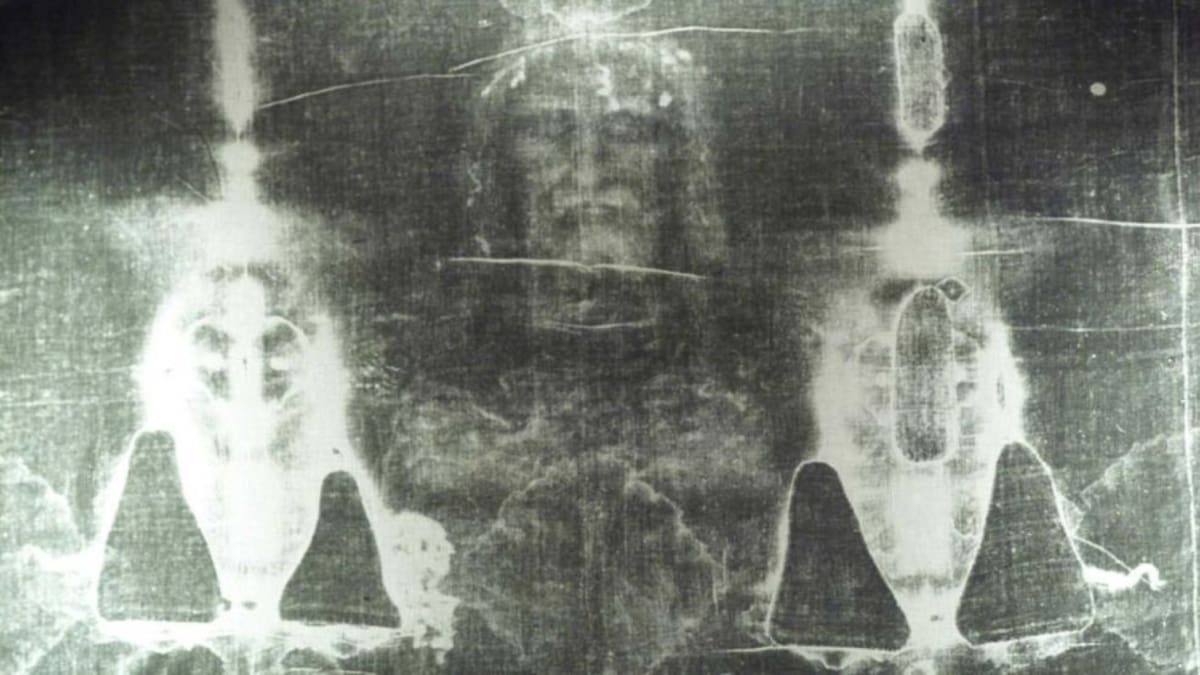 El Sudario de Turín (también conocido como la Sábana Santa) es un paño de lino que muestra la tenue imagen frontal y dorsal de un hombre que presenta marcas de tortura y crucifixión. Para muchos, es el lienzo que envolvió a Jesucristo tras su crucifixión.