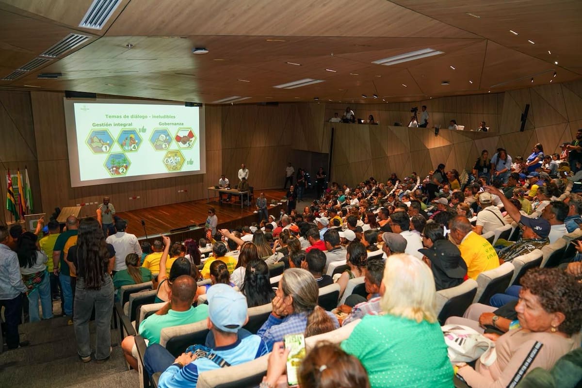 La segunda mesa de concertación realizada en Bucaramanga dejó más disensos que consensos. Mientras el Ministerio defiende el proceso, campesinos, mineros y ambientalistas mantienen posturas enfrentadas. Foto: Gabriel Medina, Minambiente