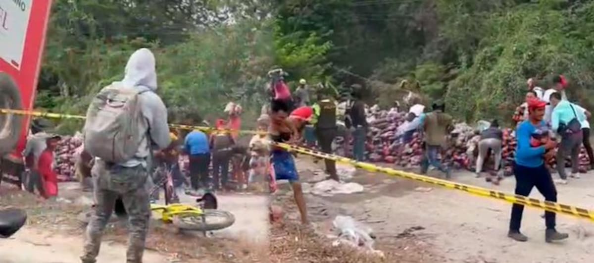 Un camión de Coca-Cola se volcó cerca del sector y fue saqueado por la población local en Magdalena. Captura de video / VANGUARDIA