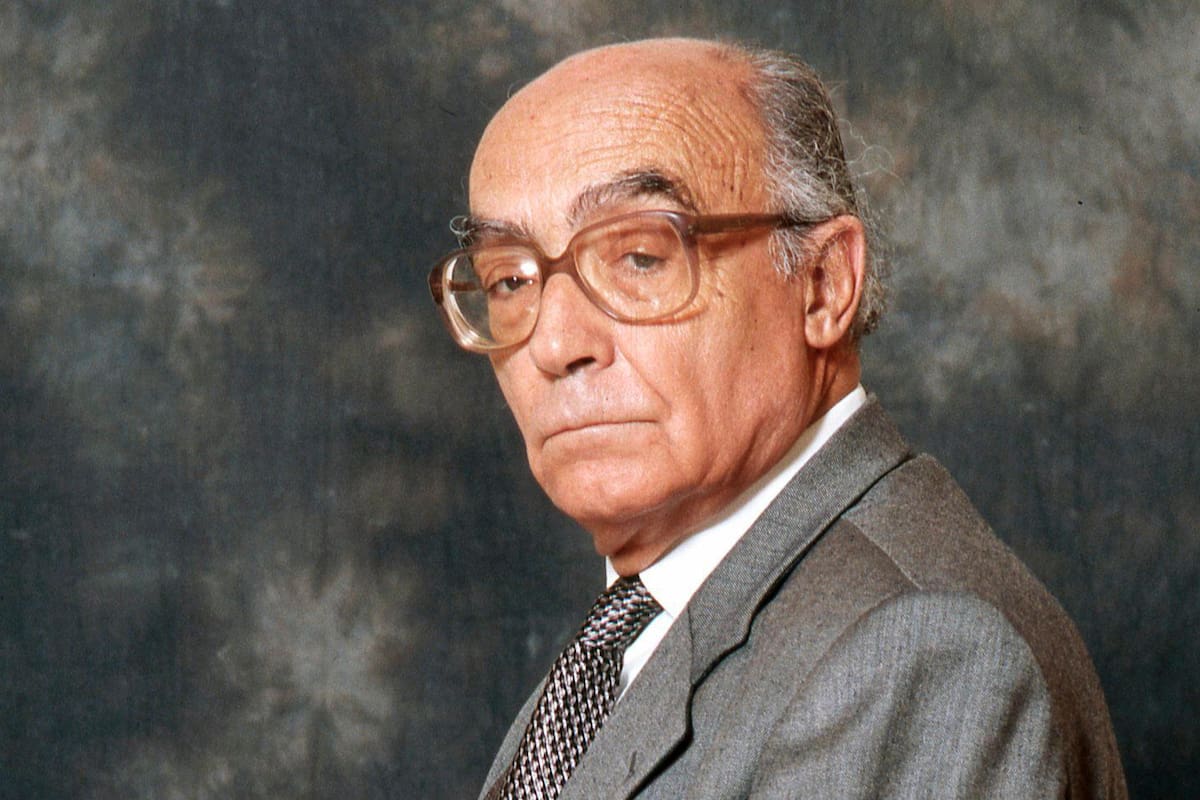 Hoy hace 100 años que nacía el portugués José Saramago, premio Nobel de Literatura en 1998. Su voz se convirtió en una referencia global del pensamiento crítico, la defensa de los excluidos y la reivindicación de los derechos humanos. Twitter / VANGUARDIA