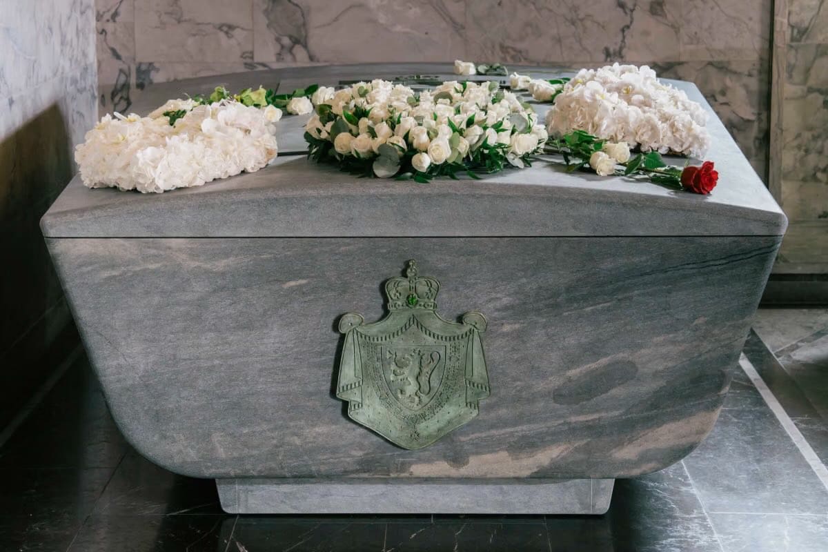La Casa Real de Noruega reveló detalles del sarcófago, ubicado en la cripta del castillo de Akershus, en Oslo. El olivino fue elegido como material para el sarcófago por su origen geológico y su capacidad para absorber dióxido de carbono.