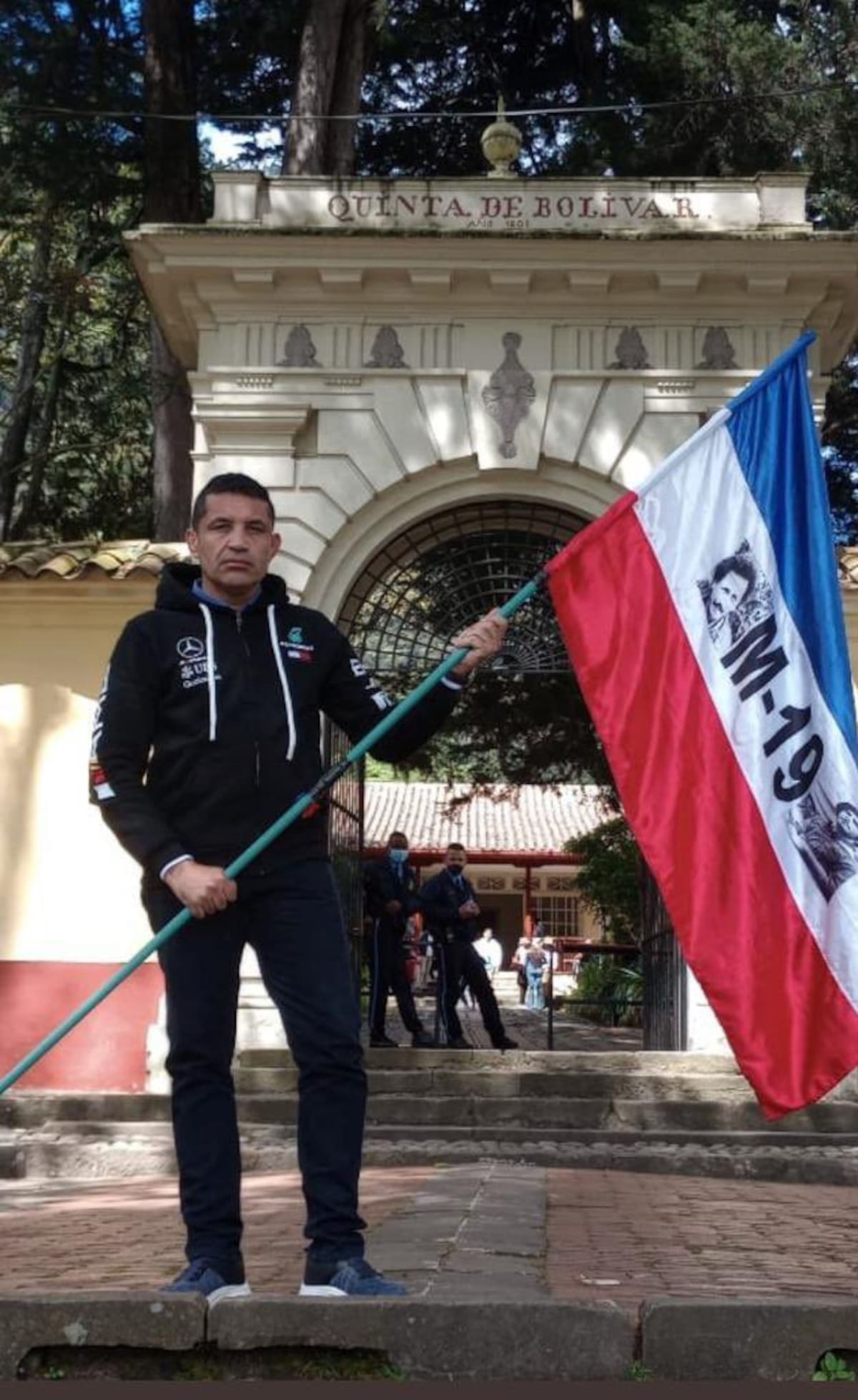 El exmilitar ha indicado en sus redes que piensa "organizar es el movimiento más grande de reservistas progresistas en el país" y ha lucido la bandera del grupo guerrillero M-19 movimiento donde militó Gustavo Petro.