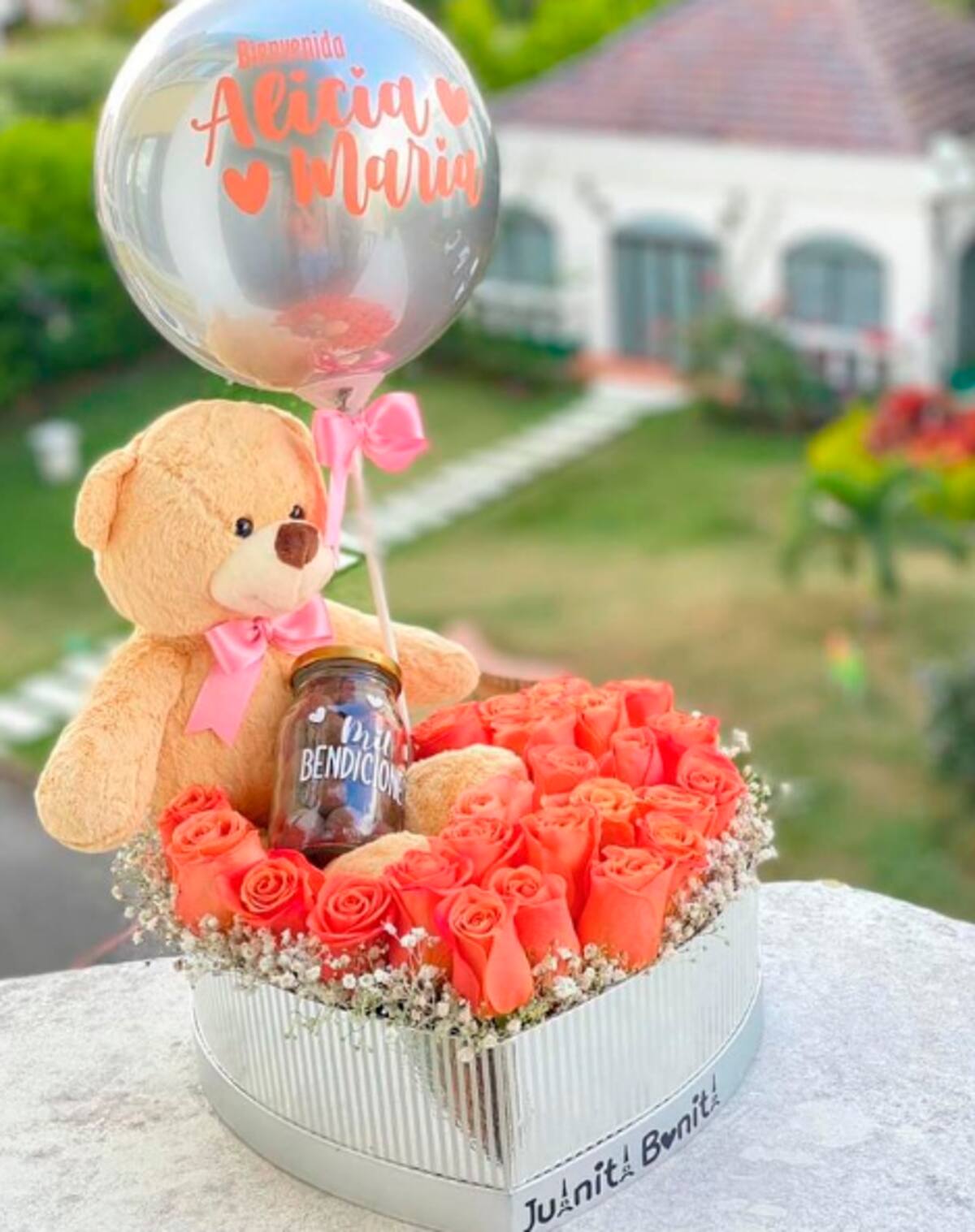 “Hacemos diseños de tarjetería para cualquier ocasión, desayunos sorpresa, arreglos con flores y bombas, decoraciones para cualquier evento, obsequios personalizados, sorpresas. (Foto: suministrada/VANGUARDIA).