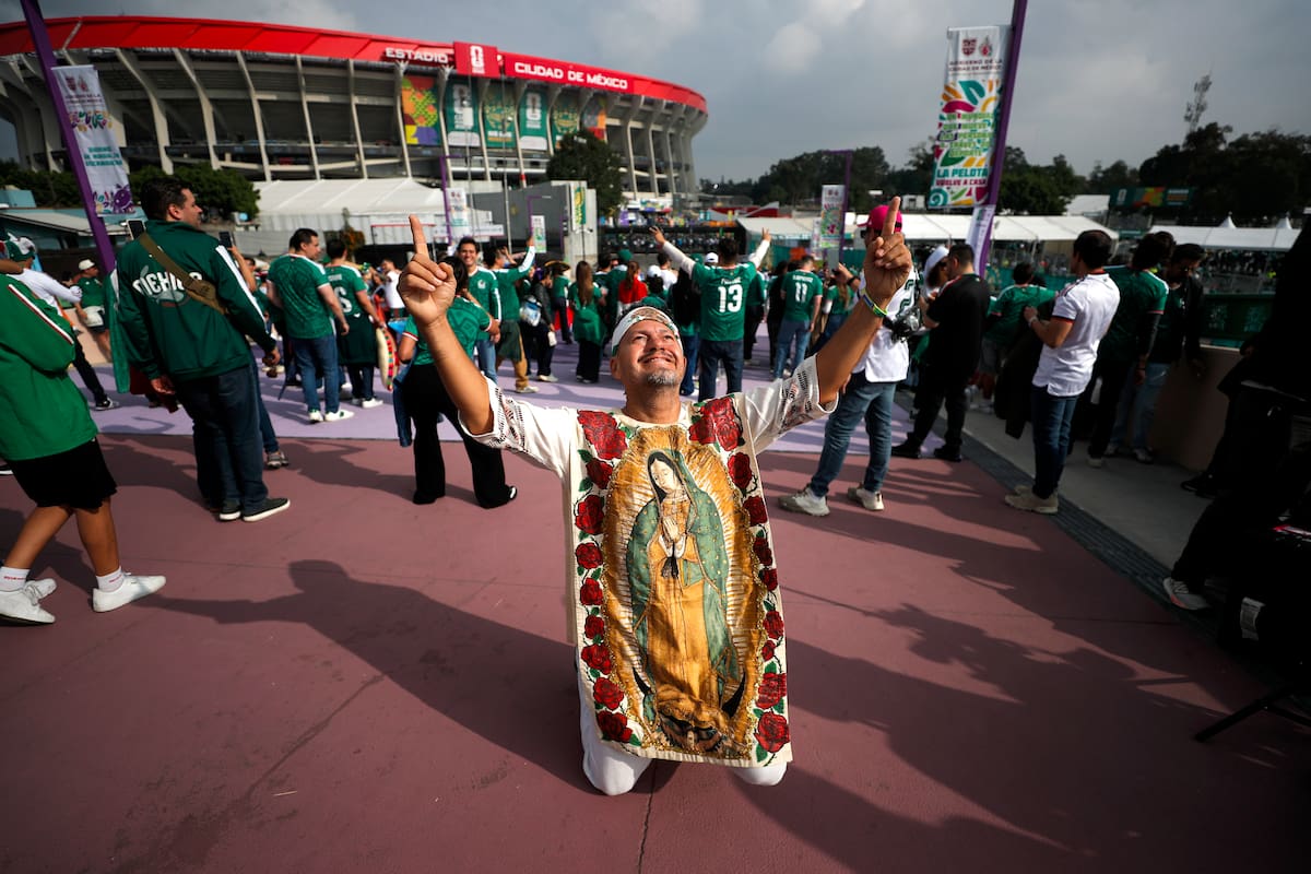 MEX5543. CIUDAD DE MÉXICO (MÉXICO), 11/06/2026.- Un aficionado anima previo a la inauguración del Mundial de la FIFA 2026 este jueves, en el estadio de Ciudad de México (México). EFE/Isaac Esquivel