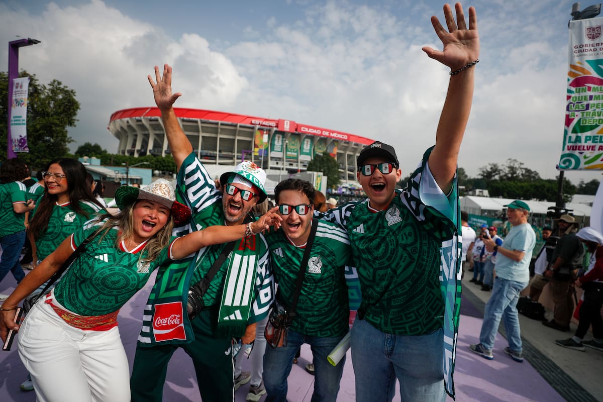 MEX5543. CIUDAD DE MÉXICO (MÉXICO), 11/06/2026.- Aficionados animan previo a la inauguración del Mundial de la FIFA 2026 este jueves, en el estadio de Ciudad de México (México). EFE/Isaac Esquivel