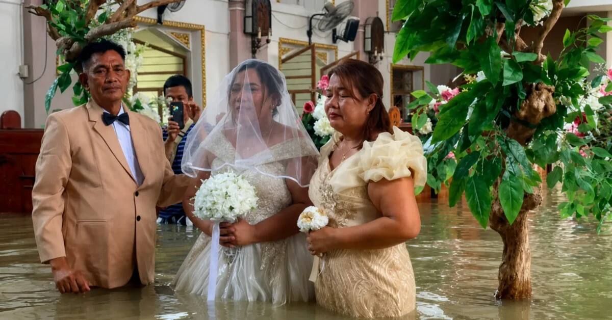 Los novios Leian Lieza Galang y Gilbert Chico mantuvieron el enlace eclesial en la parroquia San Juan Bautista de Hagonoy pese a los estragos de las lluvias y el corte de energía.