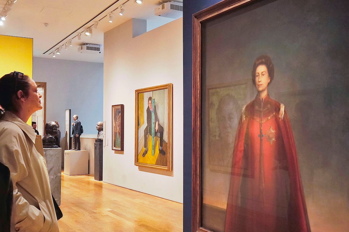 Una mujer contempla un retrato de la reina Isabel II en la National Portrait Gallery de Londres. Este martes, se cumplen cien años del nacimiento de Isabel II, la reina que marcó la época contemporánea del Reino Unido, con siete décadas portando la corona, un tiempo en el que vio a su país perder todo un imperio, ingresar y luego salir de la Unión Europea, y que mantuvo un prestigio intacto pese a los escándalos que rodearon a buena parte de la familia real. EFE/ Guillermo Garrido