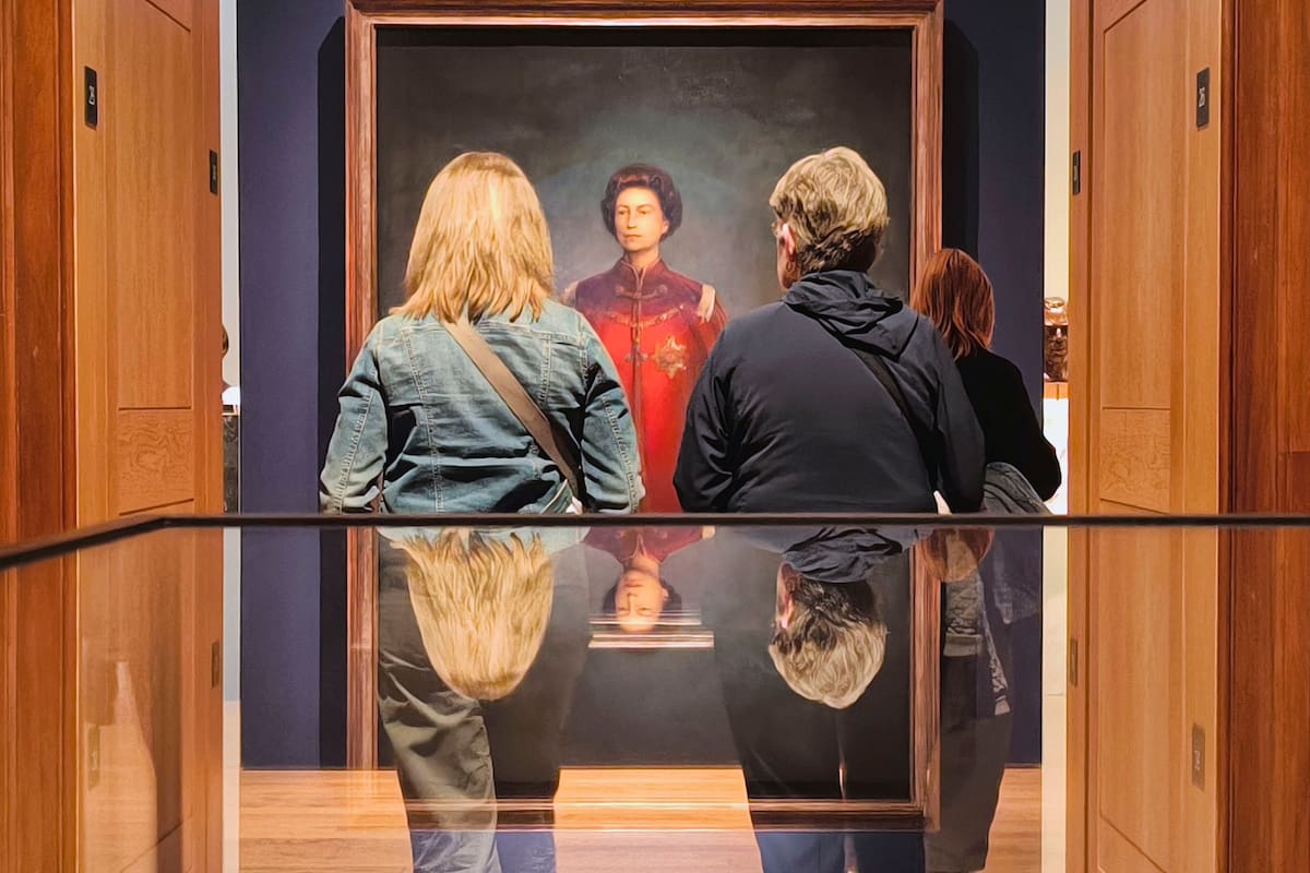 Varias personas contemplan un retrato de la reina Isabel II en la National Portrait Gallery de Londres. Este martes, se cumplen cien años del nacimiento de Isabel II, la reina que marcó la época contemporánea del Reino Unido, con siete décadas portando la corona, un tiempo en el que vio a su país perder todo un imperio, ingresar y luego salir de la Unión Europea, y que mantuvo un prestigio intacto pese a los escándalos que rodearon a buena parte de la familia real. EFE/ Guillermo Garrido