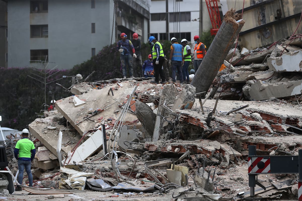 FOTODELDÍA AME6444. CARACAS (VENEZUELA), 01/07/2026.- Integrantes de cuerpos de rescate realizan operaciones de búsqueda en edificaciones afectadas este miércoles, en Caracas (Venezuela). El número de fallecidos por los terremotos de magnitud 7,2 y 7,5 ocurridos en Venezuela hace una semana se elevó a 2.295, mientras que la cantidad de heridos subió a 11.267, informó el presidente del Parlamento, Jorge Rodríguez. EFE/ Raúl Martínez