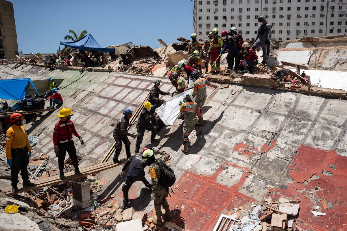 Rescatistas siguen labores para salvar a personas en los escombros de los sitios afectado por los terremotos. // Foto: EFE/ Ronald Peña R