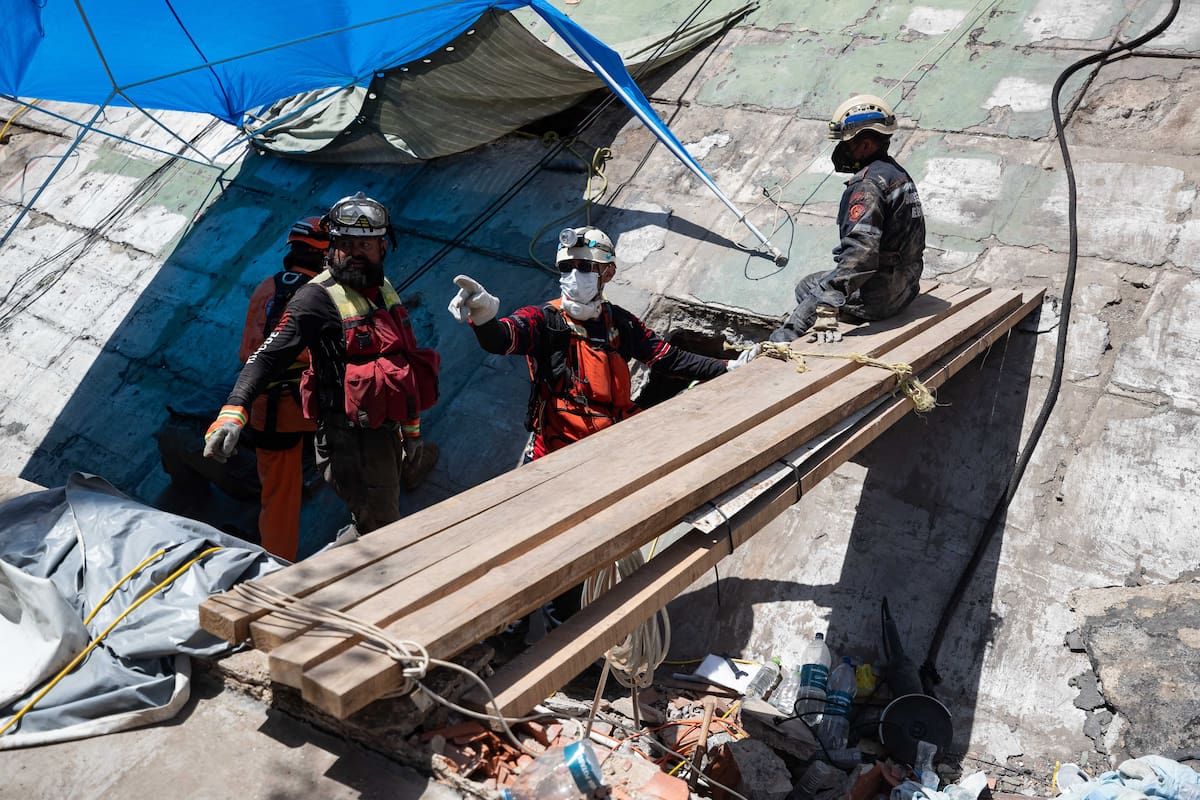 AME6455. LA GUAIRA (VENEZUELA), 01/07/2026.- Rescatistas realizan labores de búsqueda en un edificio afectado por los terremotos, este miércoles, en La Guaira (Venezuela). EFE/ Ronald Peña R
