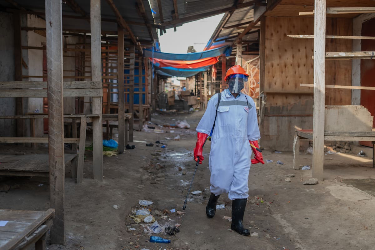 Un trabajador sanitario con equipo de protección desinfecta los puestos de un mercado de productos frescos en Bunia, provincia de Ituri, República Democrática del Congo, el 23 de mayo de 2026, como parte de las medidas de contención para frenar la propagación del virus del Ébola.