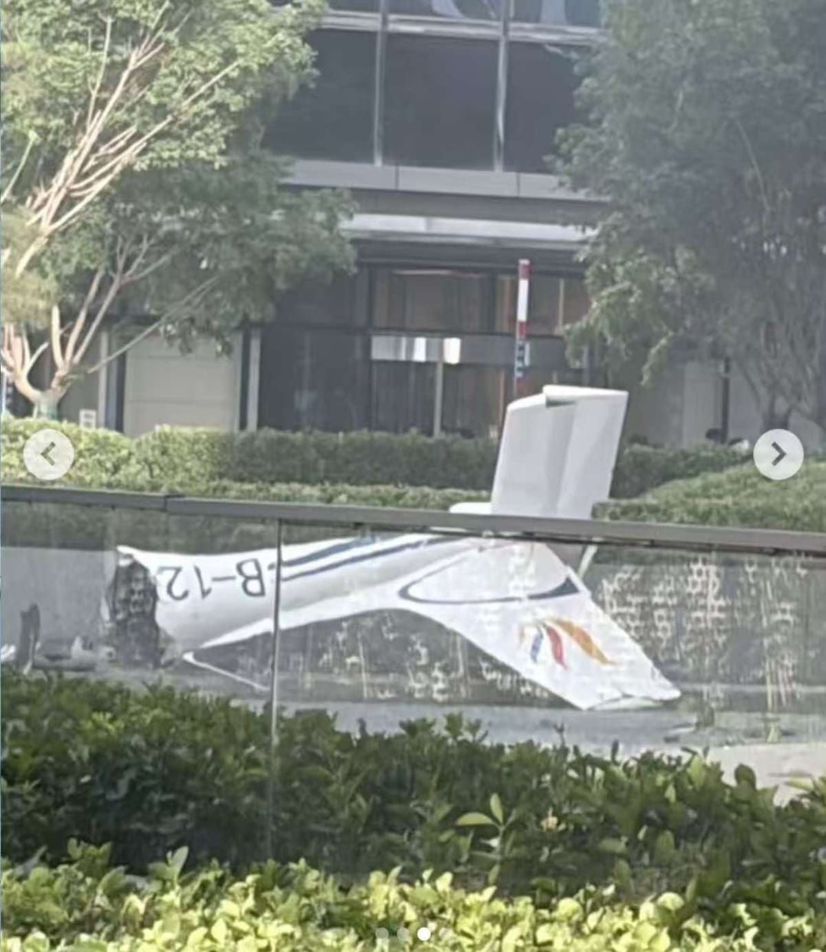 AME4676. PEKÍN (CHINA), 26/06/2026.- Fotografía cedida que muestra un fragmento de una aeronave en una vía próxima al edificio China Zun este viernes, en Pekin (China). Una avioneta se estrelló en Pekín contra el edificio más alto de la capital china, confirmaron testigos a EFE, sin que por el momento se conozcan las causas del suceso. EFE/ Cortesía