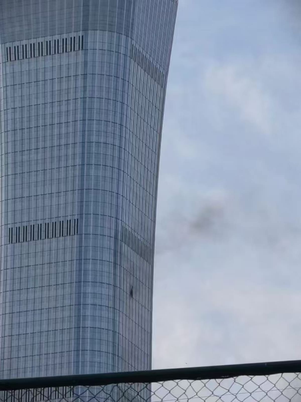 PEKÍN (CHINA), 26/06/2026.- Fotografía cedida que muestra la fachada del edificio China Zun con un panel de vidrio dañado este viernes, en Pekin (China). Una avioneta se estrelló en Pekín contra el edificio más alto de la capital china, confirmaron testigos a EFE, sin que por el momento se conozcan las causas del suceso. EFE/ Cortesía