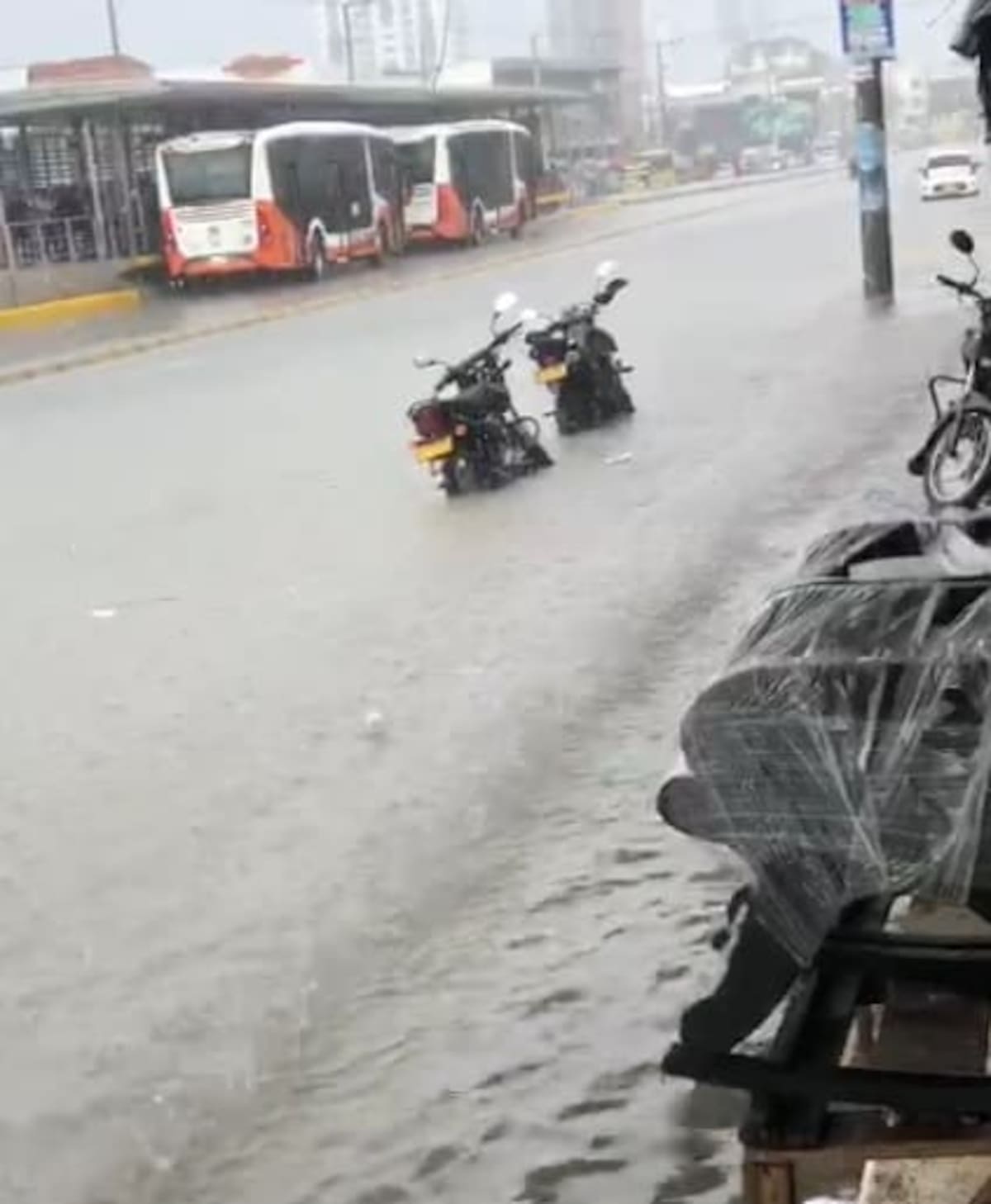 Se inundó el mercado de Bazurto en Cartagena tras fuertes lluvias.
