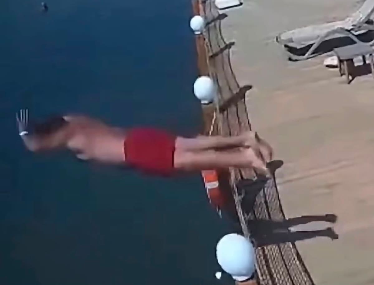 Un turista sufrió graves lesiones tras lanzarse de cabeza desde el muelle de un hotel en Turquía y murió posteriormente en un hospital.