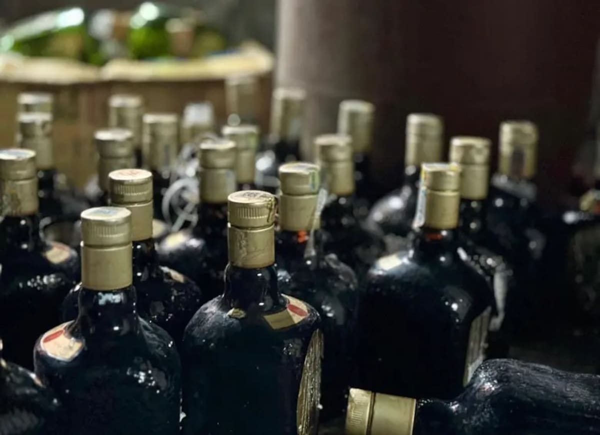 Se les dañó la fiesta pa’ diciembre: incautaron más de 17 mil botellas de licor adulterado en Medellín. | Foto: Tomada del El Colombiano.