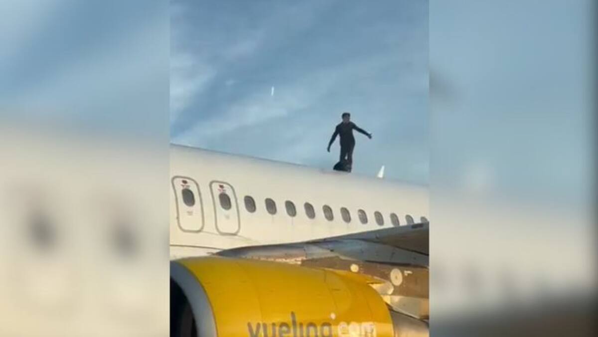 Insólito: hombre se sube al techo de un avión y retrasa vuelo a Ámsterdam.