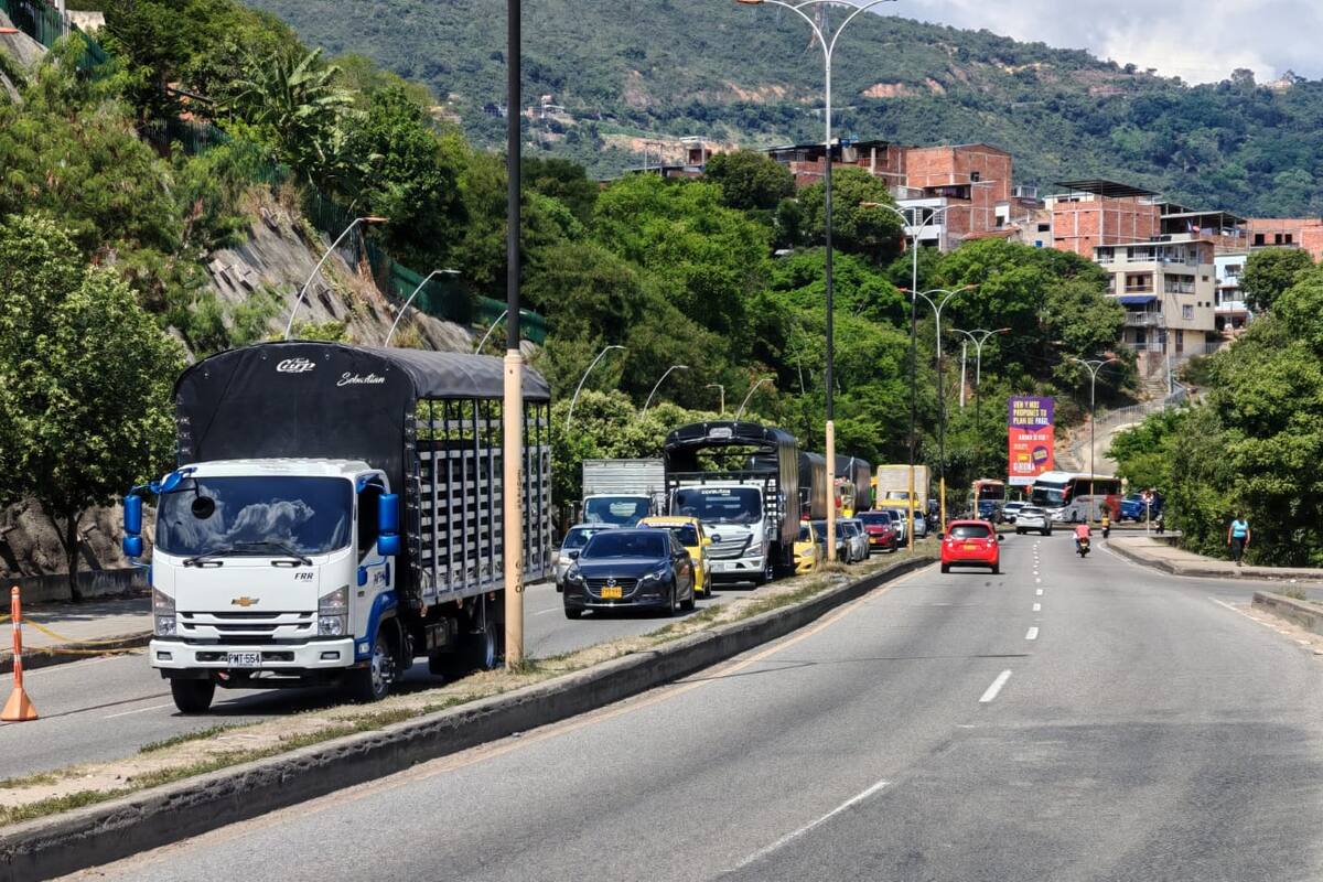 En dicho punto quedó un solo carril habilitado, lo que genera una especie de embudo y el represamiento de automotores. (Fotos: Marco Valencia / VANGUARDIA)