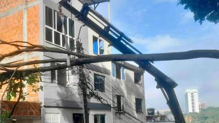 ¡Se salvaron por poco!: Bomberos de Floridablanca atiende emergencia por lluvias