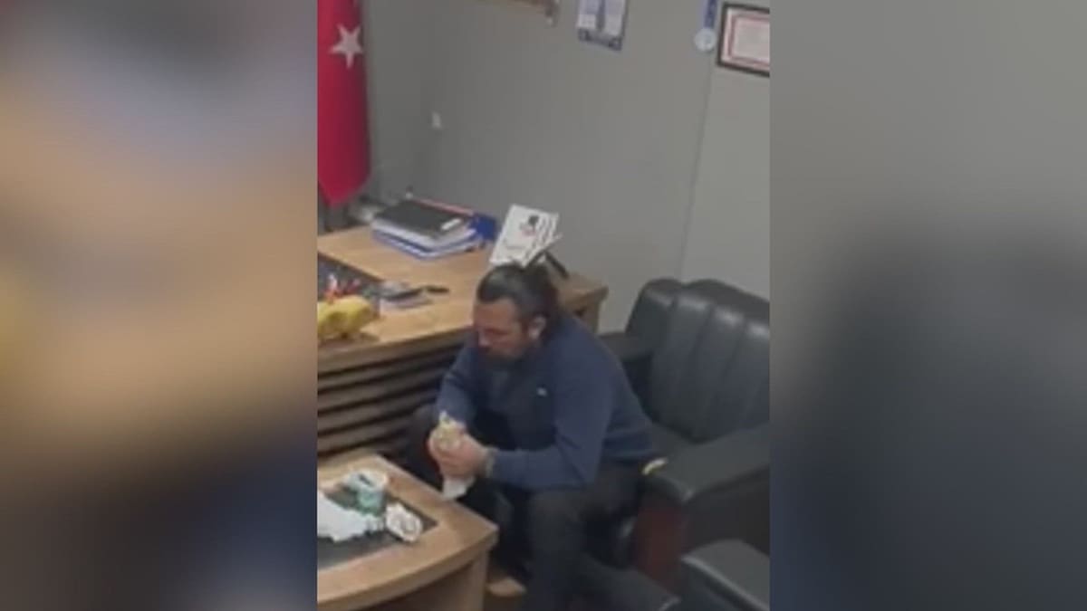 Se estaba asfixiando mientras almorzaba y logró salvarse solo con maniobra Heimlich.