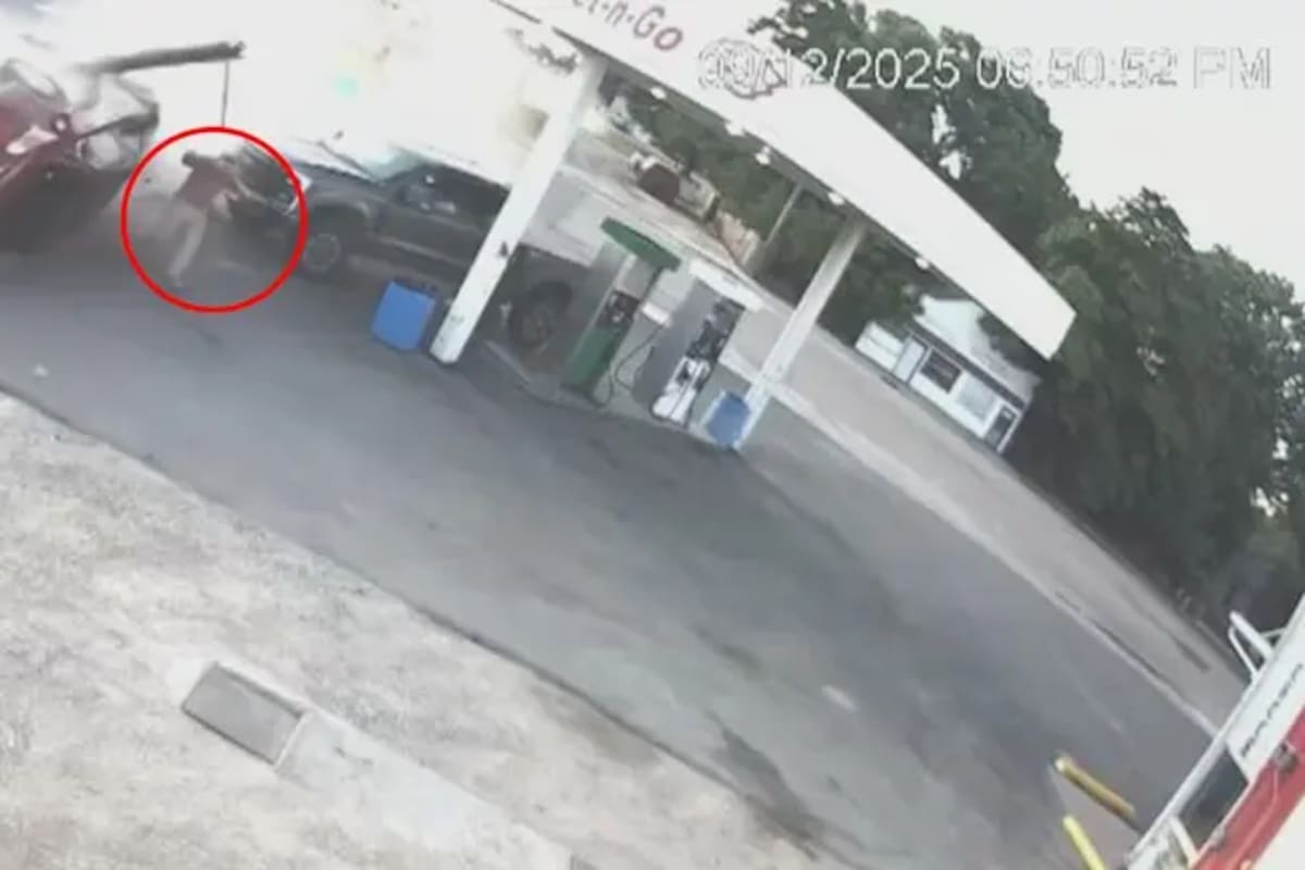Accidente en gasolinera en EE.UU.: auto pierde el control y hombre logra esquivarlo en impactante video.