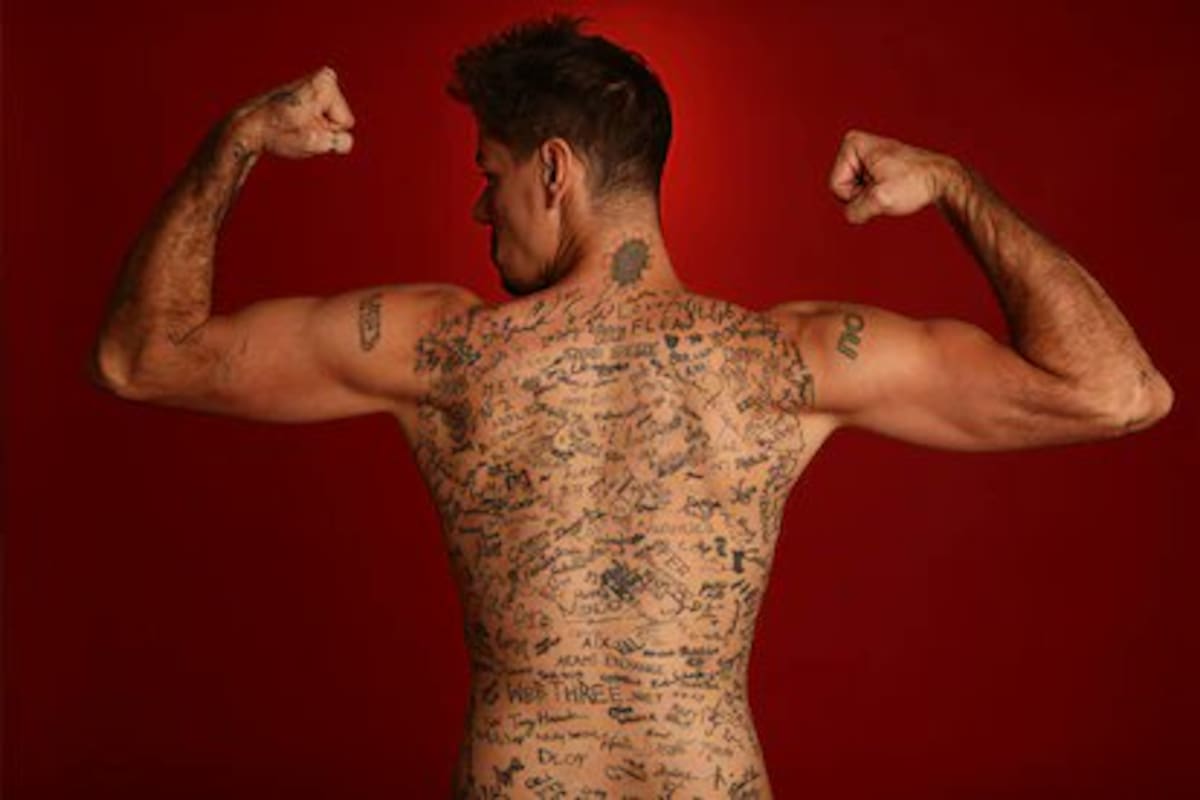 Hombre se hace famoso al tatuarse 273 autógrafos de celebridades y logra un récord Guinness impresionante.
