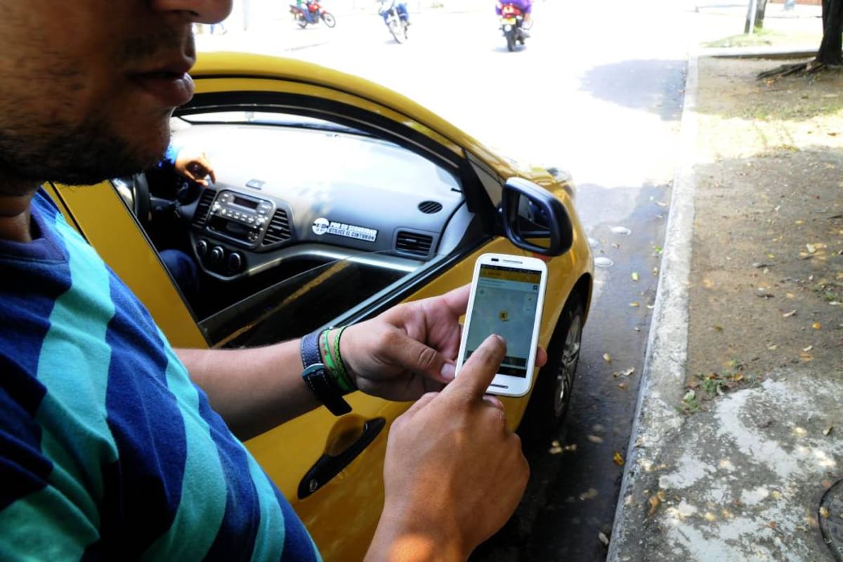 En el Puerto Petrolero hay más de 200 taxis con los equipos móviles necesarios para que los usuarios los puedan contactar a través de su teléfono celular. (Foto: Edgar Pernett/VANGUARDIA LIBERAL)
