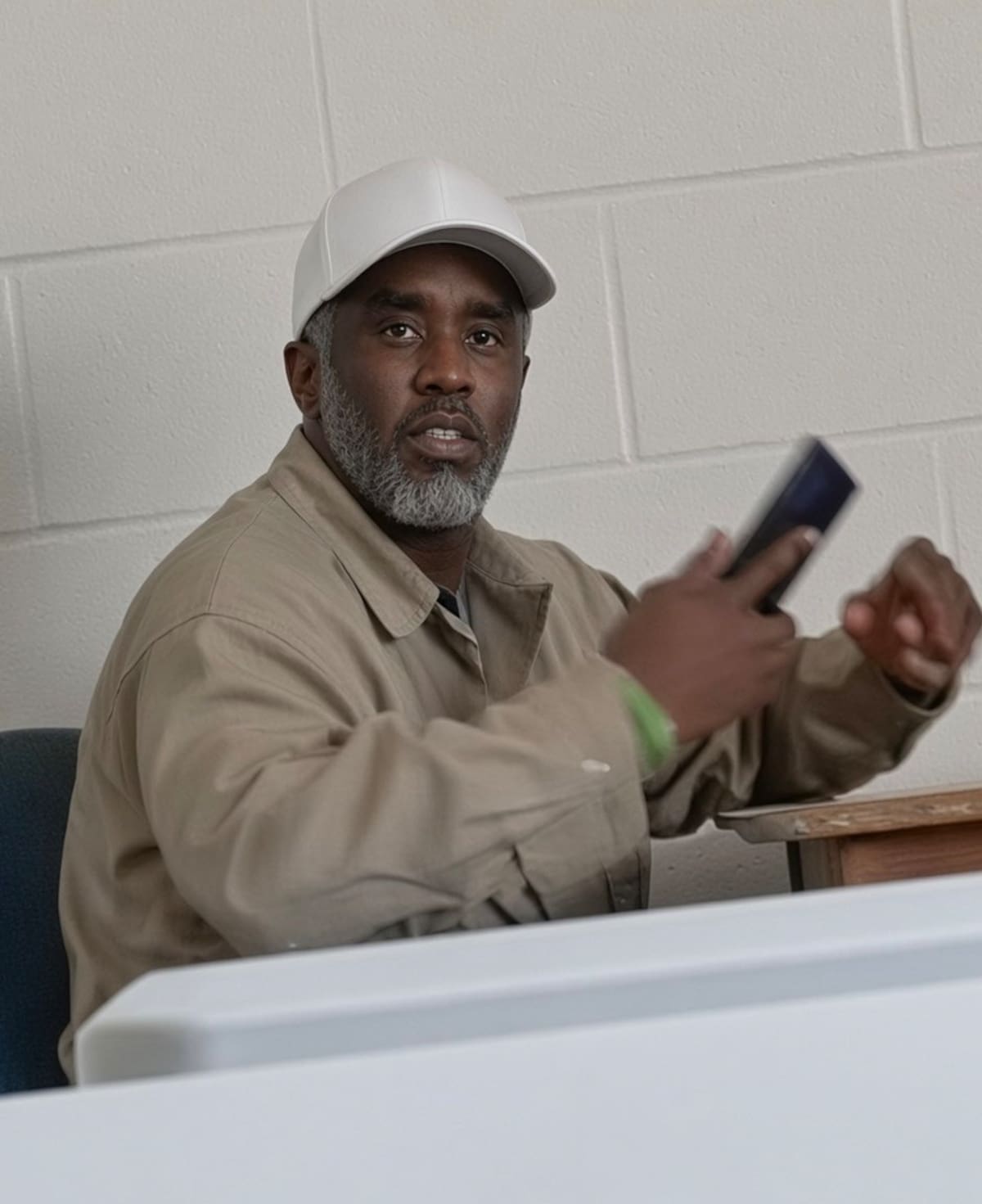 Sean 'Diddy' Combs fue trasladado desde la prisión federal FCI Fort Dix en Nueva Jersey temprano el sábado por la mañana para recibir tratamiento médico de emergencia tras una lesión en la cabeza, según informa TMZ.