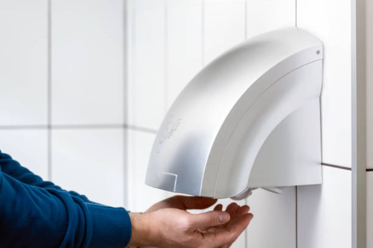 El secador de manos de los baños públicos podría dispersar bacterias: ¿por qué recomiendan usar toallas de papel?