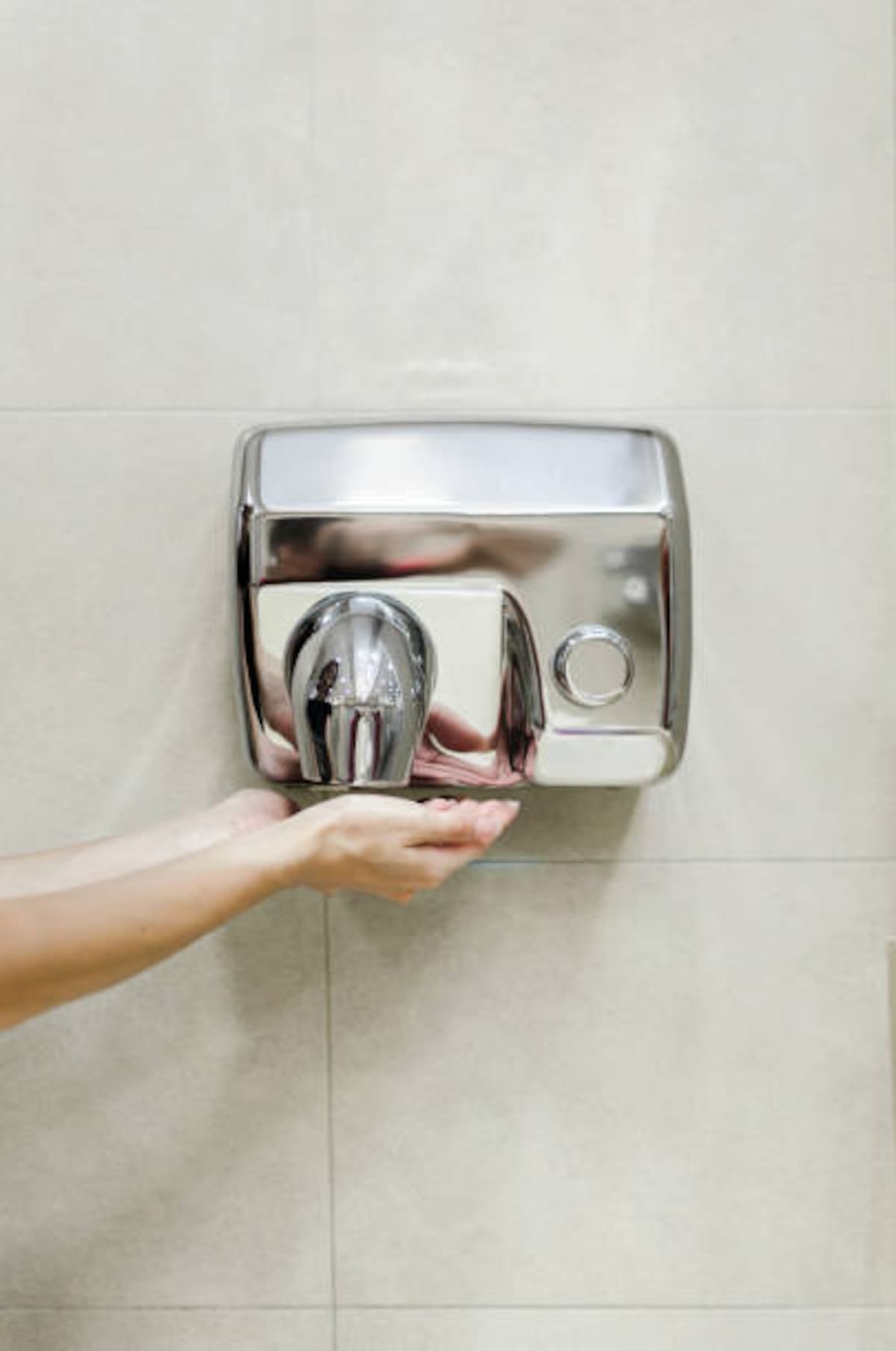 Secador de manos en un baño.