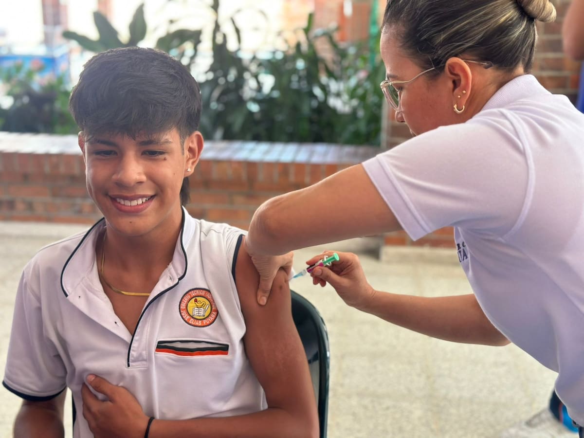 Padres de familia deberán presentar el carné y la autorización para garantizar la inmunización de los estudiantes durante la jornada.