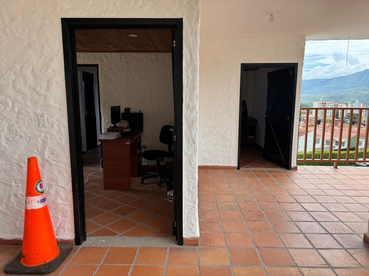 Las antiguas habitaciones del hotel fueron convertidas en oficinas.