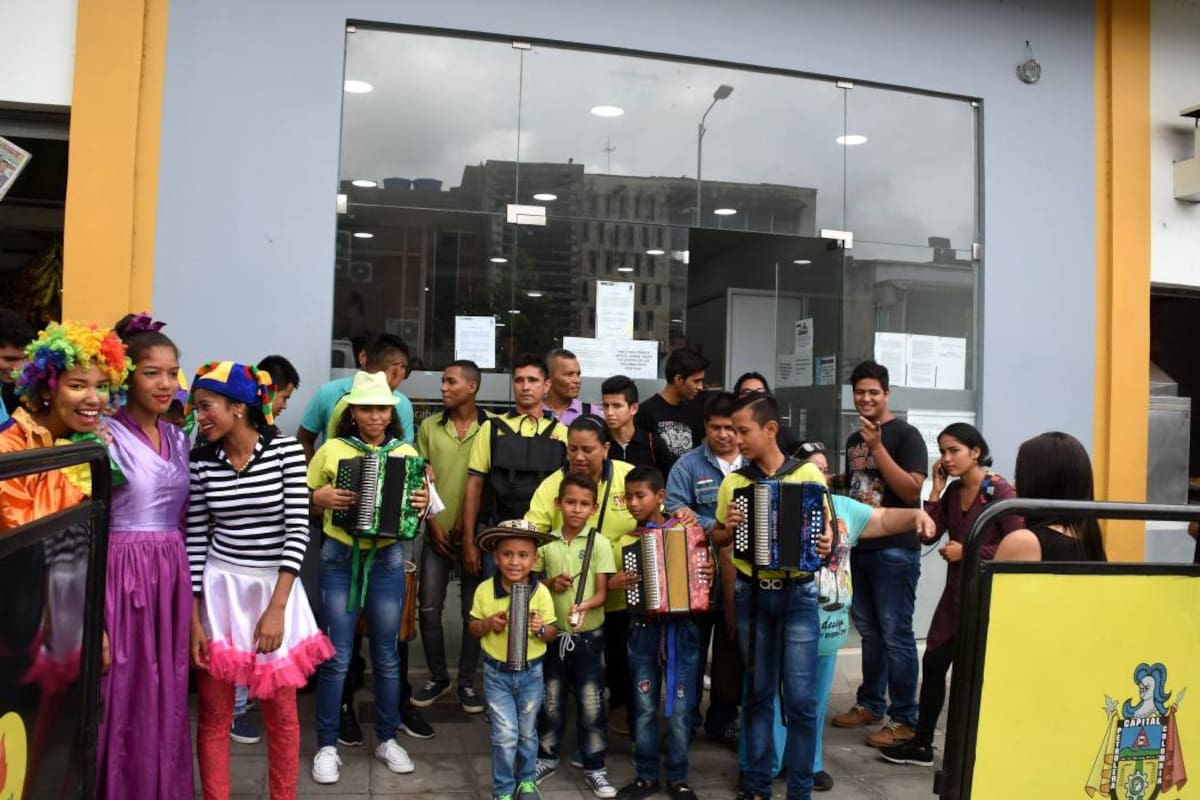 En lugar de arengas y pancartas, la protesta del sector cultural utilizó la música, el baile y el teatro para llamar la atención de la Alcaldía en sus peticiones. (Foto: Edgar Pernett/VANGUARDIA LIBERAL)