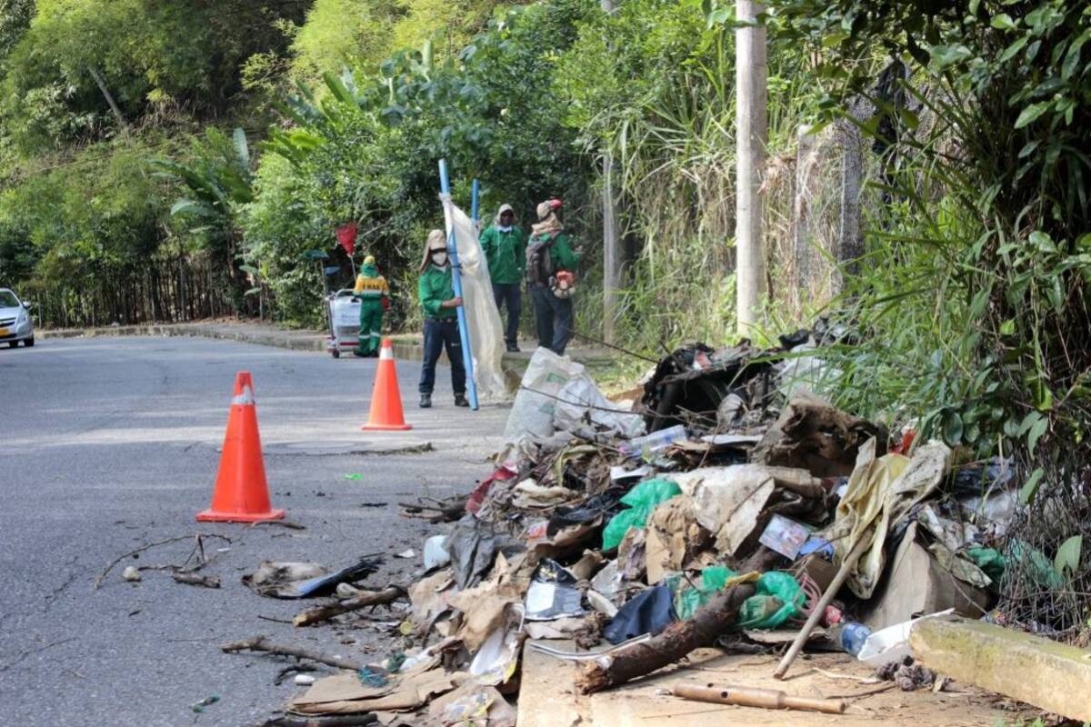 Una cuadrilla de la Emab realizó la jornada de limpieza. (Foto: Fabián Hernández / VANGUARDIA LIBERAL)